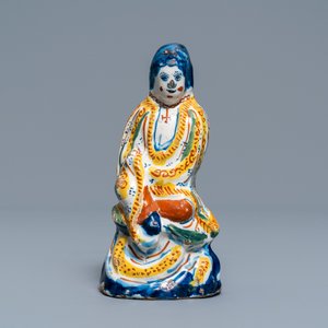 Une figure de la déesse chinoise Guanyin en faïence de Delft polychrome, 1er quart du 18ème — photo 2
