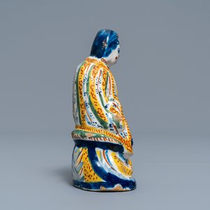 Une figure de la déesse chinoise Guanyin en faïence de Delft polychrome, 1er quart du 18ème — photo 3