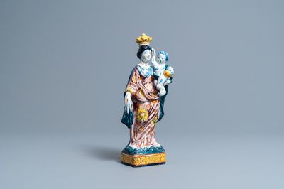 Une figure de la Vierge à l'Enfant en faïence de Delft polychrome, 18ème