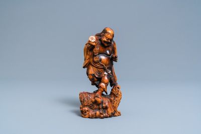 Une figure de Liu Hai en buis sculpté, Chine, Qing