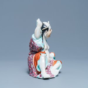 Une figure de Liu Hai en porcelaine de Chine famille rose, marque en creux, République — photo 4
