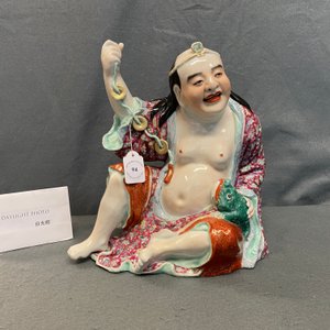 Une figure de Liu Hai en porcelaine de Chine famille rose, marque en creux, République — photo 8