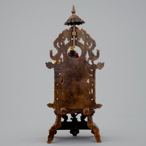 Une figure de Shadakshari Lokeshvara sur un trône en bronze doré sino-tibetan, 19ème — photo 4