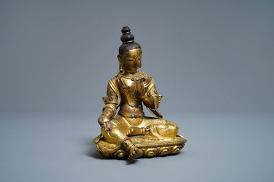 Une figure de Tara en bronze doré incrusté de corail et turquoise, Sino-Tibet, 18ème
