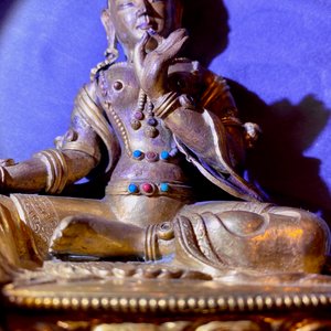 Une figure de Tara en bronze doré incrusté de corail et turquoise, Sino-Tibet, 18ème — photo 14