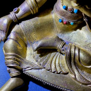 Une figure de Tara en bronze doré incrusté de corail et turquoise, Sino-Tibet, 18ème — photo 15