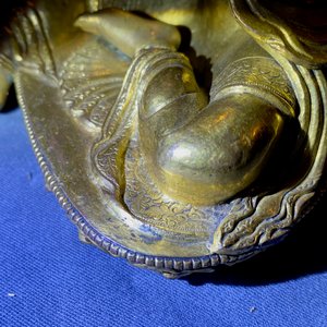 Une figure de Tara en bronze doré incrusté de corail et turquoise, Sino-Tibet, 18ème — photo 17