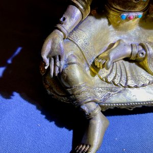 Une figure de Tara en bronze doré incrusté de corail et turquoise, Sino-Tibet, 18ème — photo 18