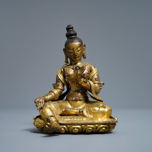 Une figure de Tara en bronze doré incrusté de corail et turquoise, Sino-Tibet, 18ème — photo 2