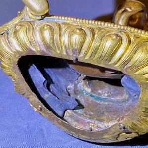 Une figure de Tara en bronze doré incrusté de corail et turquoise, Sino-Tibet, 18ème — photo 27