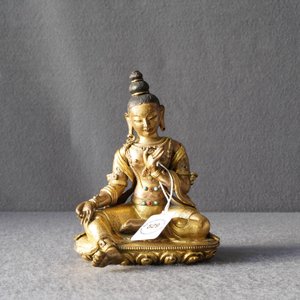 Une figure de Tara en bronze doré incrusté de corail et turquoise, Sino-Tibet, 18ème — photo 8