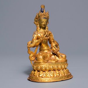 Une figure de Tara en bronze doré incrusté de corail et turquoise, Tibet, 19/20ème — photo 1