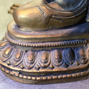 Une figure de Vasudhara en bronze doré incrusté, Tibet ou Népal, 18/19ème — photo 11