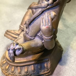 Une figure de Vasudhara en bronze doré incrusté, Tibet ou Népal, 18/19ème — photo 12