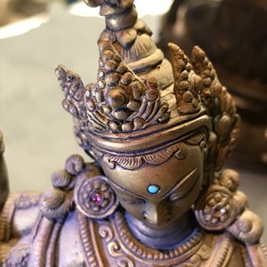 Une figure de Vasudhara en bronze doré incrusté, Tibet ou Népal, 18/19ème — photo 16