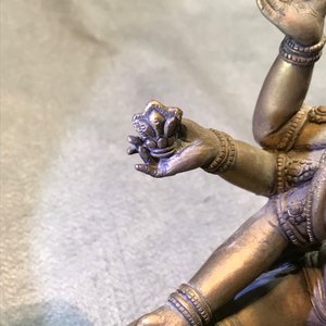 Une figure de Vasudhara en bronze doré incrusté, Tibet ou Népal, 18/19ème — photo 17