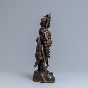 Une figure de Weituo en bronze laqué et doré, Chine, Ming — photo 3