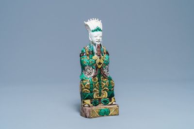 Une figure de Wenchang Wang en biscuit émaillé vert, Kangxi