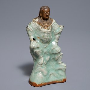 Une figure de Zhenwu en biscuit et porcelaine céladon de Longquan, Chine, Ming — photo 1