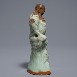 Une figure de Zhenwu en biscuit et porcelaine céladon de Longquan, Chine, Ming — photo 3