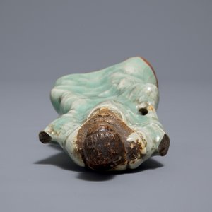 Une figure de Zhenwu en biscuit et porcelaine céladon de Longquan, Chine, Ming — photo 6