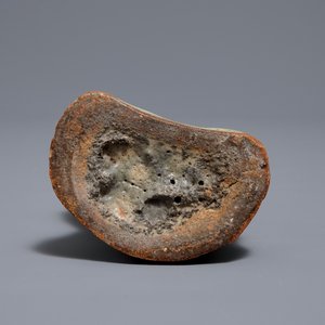 Une figure de Zhenwu en biscuit et porcelaine céladon de Longquan, Chine, Ming — photo 7