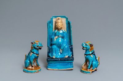 Une figure de Zhenwu et une paire de modèles de lions en porcelaine de Chine à émail turquoise, Ming