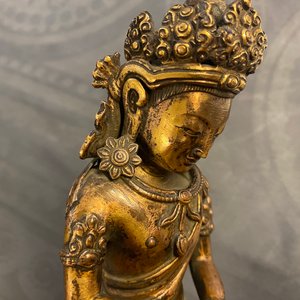 Une figure du Bouddha Amitayus en bronze doré, Chine, Qianlong, datée 1770 — photo 15