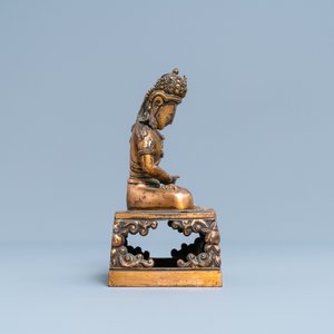 Une figure du Bouddha Amitayus en bronze doré, Chine, Qianlong, datée 1770 — photo 3
