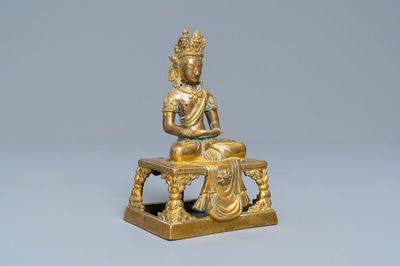 Une figure du Bouddha Amitayus en bronze doré, Sino-Tibet, Qianlong