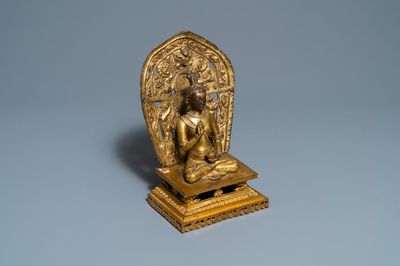 Une figure du Bouddha en bronze doré, Sino-Tibet, 17/18ème
