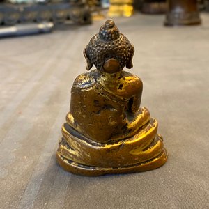 Une figure du Bouddha Shakyamuni en bronze doré, Sino-Tibet, Ming — photo 15