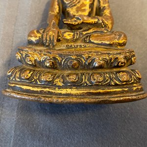 Une figure du Bouddha Shakyamuni en bronze doré, Sino-Tibet, Ming — photo 20