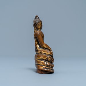 Une figure du Bouddha Shakyamuni en bronze doré, Sino-Tibet, Ming — photo 3