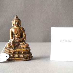 Une figure du Bouddha Shakyamuni en bronze doré, Sino-Tibet, Ming — photo 8