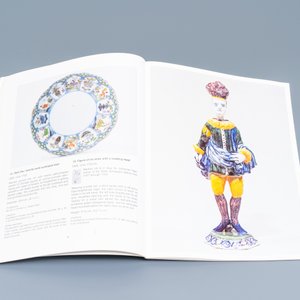 Une figure d'un acteur à tête ammovible en faïence polychrome de Delft, 1er quart du 18ème — photo 10