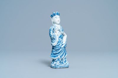 Une figure d'un Bodhisattva debout en porcelaine de Chine en bleu et blanc, 19ème