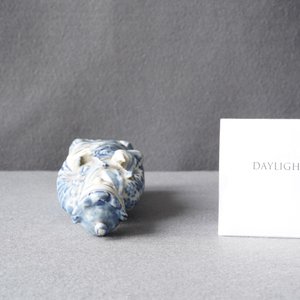 Une figure d'un Bodhisattva debout en porcelaine de Chine en bleu et blanc, 19ème — photo 11