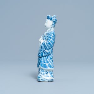 Une figure d'un Bodhisattva debout en porcelaine de Chine en bleu et blanc, 19ème — photo 3