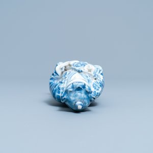 Une figure d'un Bodhisattva debout en porcelaine de Chine en bleu et blanc, 19ème — photo 6