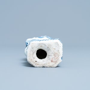 Une figure d'un Bodhisattva debout en porcelaine de Chine en bleu et blanc, 19ème — photo 7