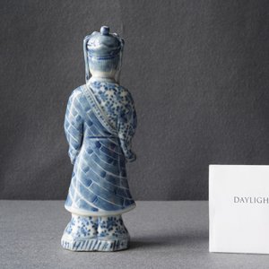 Une figure d'un Bodhisattva debout en porcelaine de Chine en bleu et blanc, 19ème — photo 9
