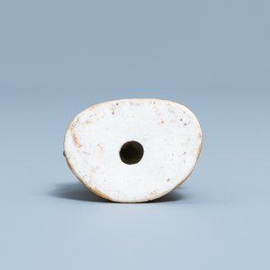 Une figure d'un Bodhisattva en porcelaine de Chine doré et partiellement émaillé flambé, 19/20ème — photo 6