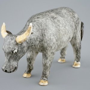 Une figure d'un boeuf en porcelaine de Chine grisaille et doré, Qianlong, 18ème — photo 1