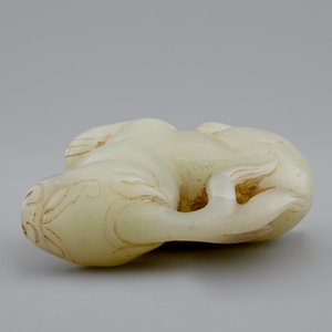 Une figure d'un cerf en jade céladon sculpté, Chine, 18/19ème — photo 7