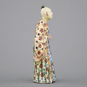 Une figure d'un chinois en fond jaune, faïence polychrome de Delft, 18ème — photo 4