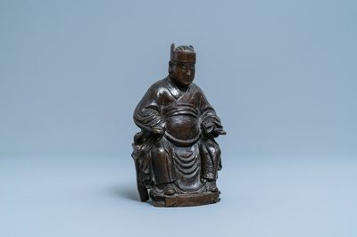 Une figure d'un dignitaire en bronze, Chine, 17/18ème