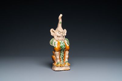 Une figure d'un esprit de la terre en terre cuite émaillé sancai, Chine, Tang