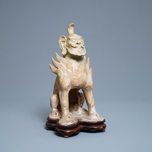Une figure d'un esprit de terre en terre cuite à couverte soufflé, Sui (581-617) — photo 1