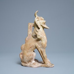 Une figure d'un esprit de terre en terre cuite à couverte soufflé, Sui (581-617) — photo 3